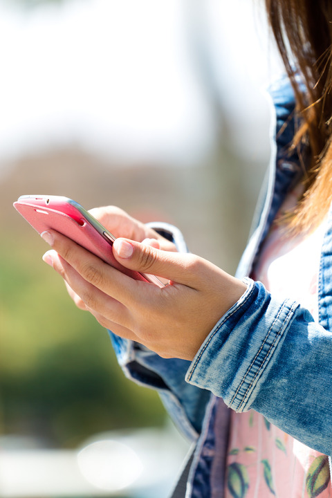 Femme vérifiant téléphone