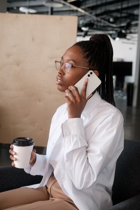 femme d'affaires noire parlant sur smartphone