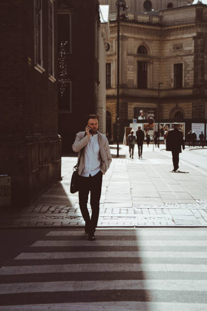 homme marchant sur le passage pour piétons