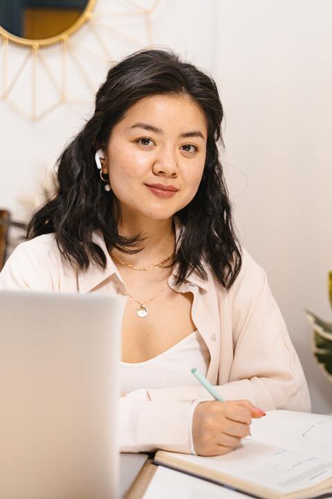 woman-at-desk