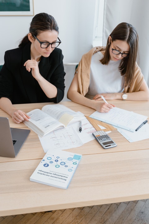 Femmes au bureau du café